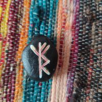 Amulety ochronne – bindRuny malowane na kamieniu